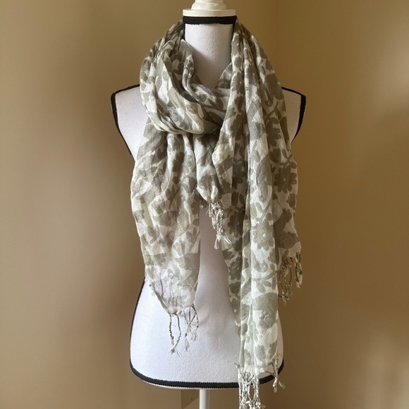 **OLD NAVY* Tan x White Floral Fashion Tassel Scarf - Picture 1 of 5